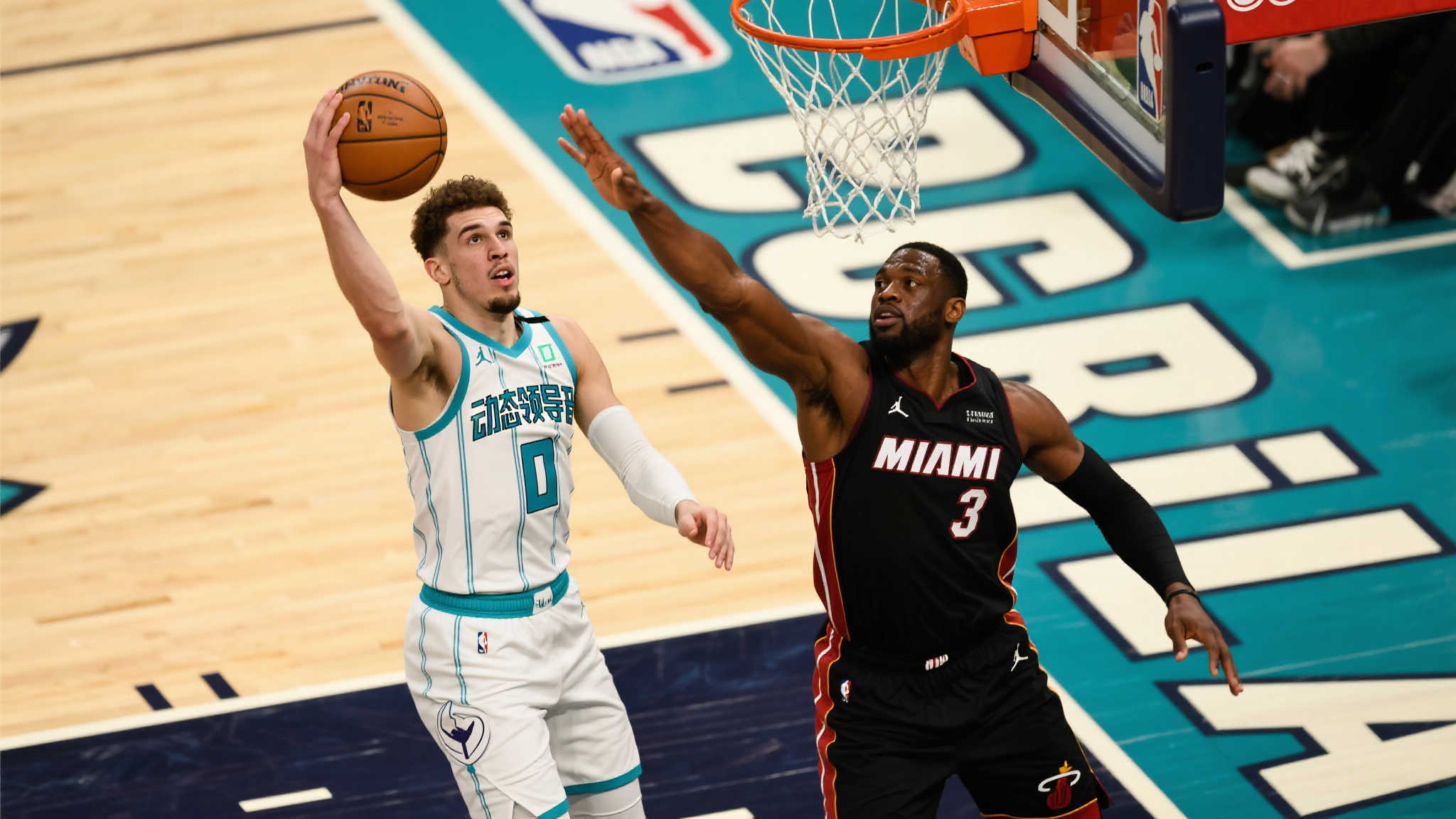 亚历山大俄城圆梦:爆砍29分,斩获MVP荣耀! 特别值得注意的是,这次战役里,不少镜头记录下他机敏